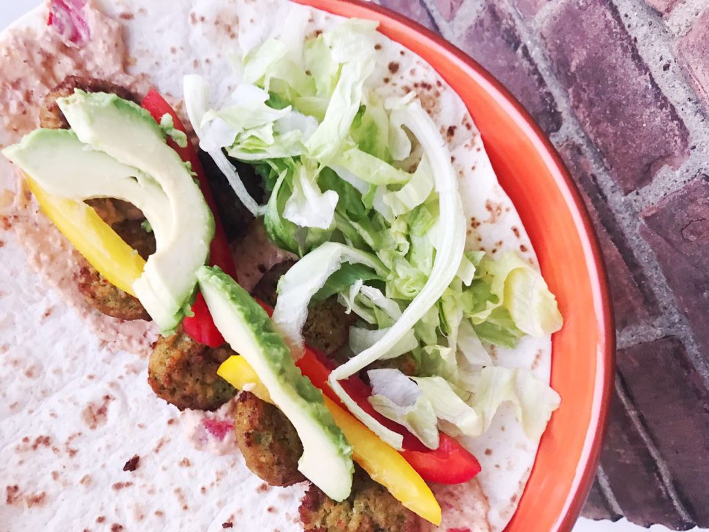 Vegan wrap met falafel, groenten en hummus