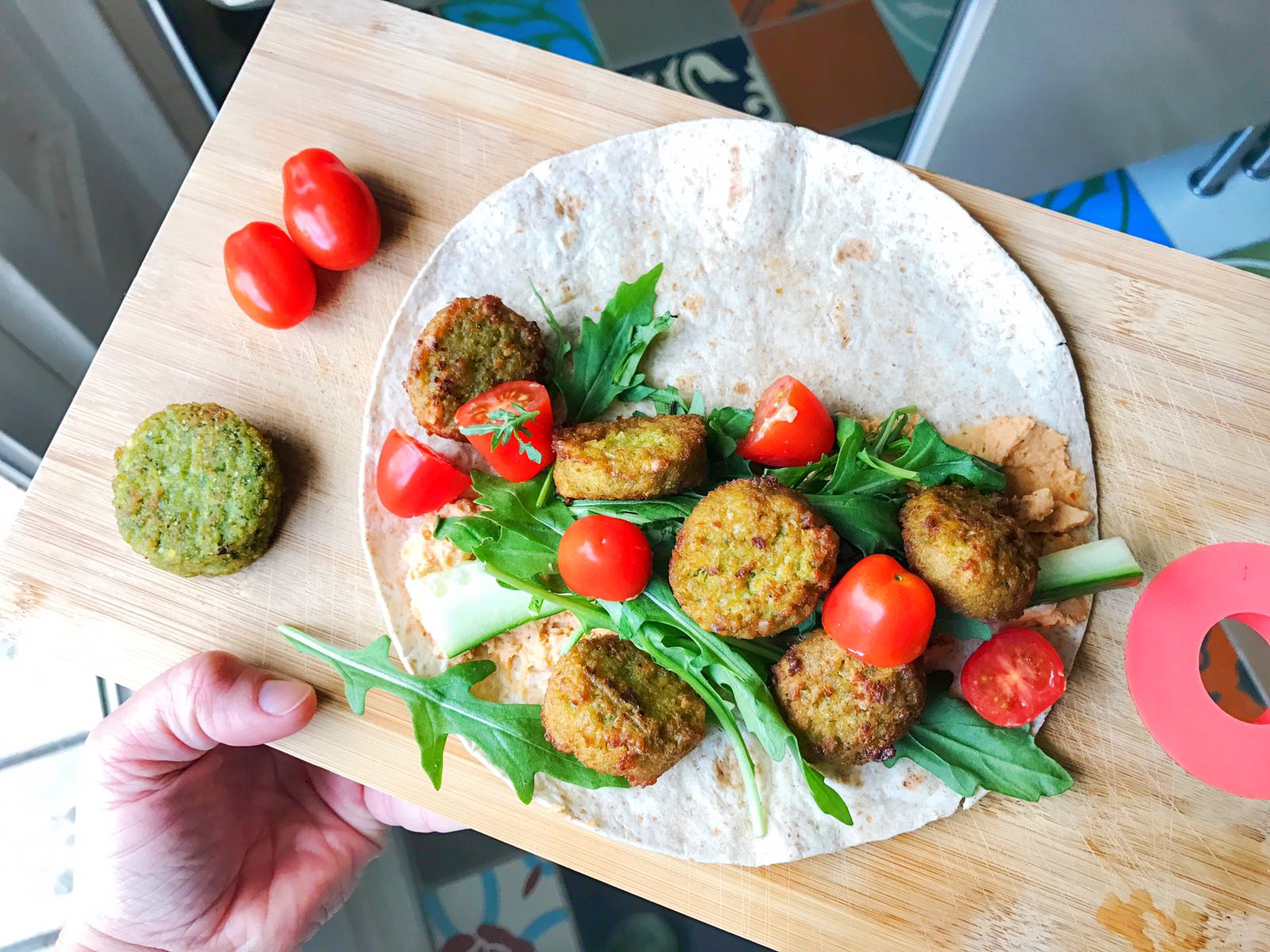 Vegan wrap met falafel, groenten en hummus FOLLOWFITGIRLS